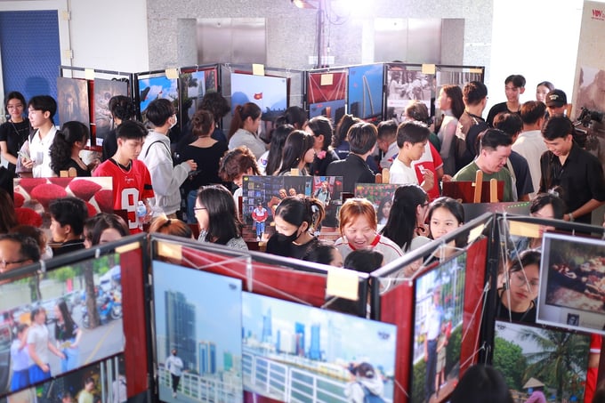 Sinh viên VOV College và khách tham quan trải nghiệm không gian trưng bày tại Triển lãm 
