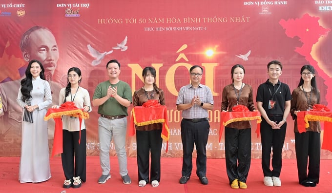 (Từ trái sang) Đại sứ truyền thông - MC Hoàng Liên, ThS. Phạm Đức Minh – Giảng viên môn Nhiếp ảnh truyền, ThS. Nguyễn Minh Thăng – Phó Hiệu trưởng nhà trường, bạn Hạo Nam – Trưởng ban Tổ chức thực hiện nghi thức cắt băng khai mạc Triển lãm 'NỐI' (Ảnh: Family Team)