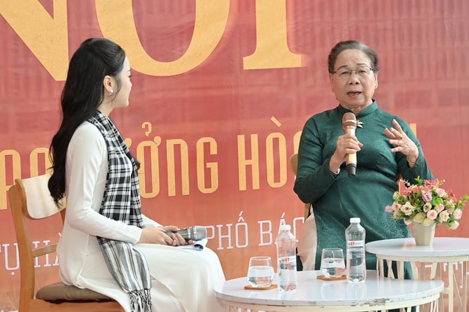 MC Ngọc Linh (trái) giao lưu cùng bà Vũ Minh Nghĩa – nữ chiến sĩ Biệt động Sài Gòn, tại buổi tọa đàm trong khuôn khổ Triển lãm 
