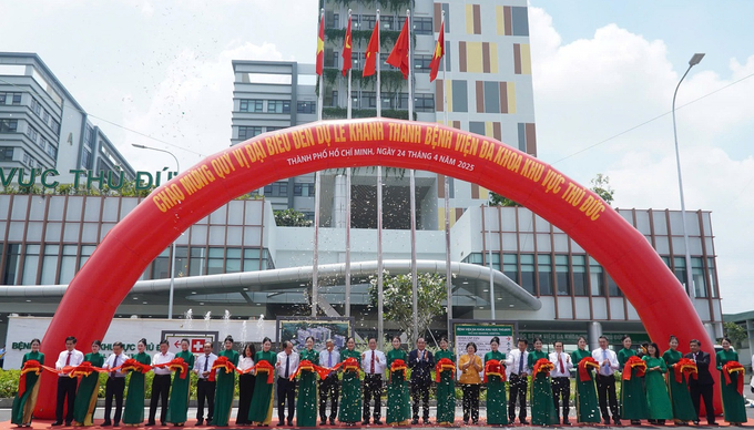 Các vị đại biểu cắt băng khánh thành Bệnh viện Đa khoa Khu vực Thủ Đức