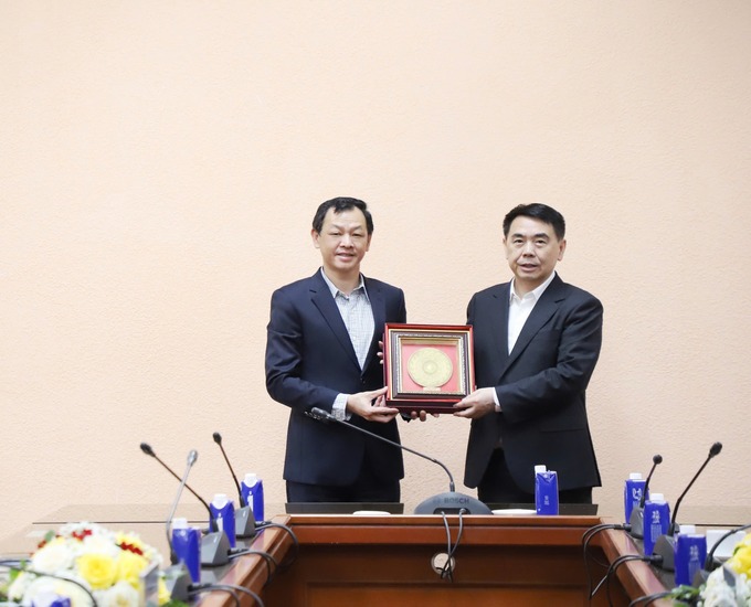 Thứ trưởng Bộ Y tế Nguyễn Tri Thức tặng quà lưu niệm cho Phó Tỉnh trưởng tỉnh Hồ Nam, Trung Quốc Tưởng Địch Phi