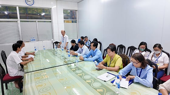 Đoàn làm việc tại Nhà máy sữa Vinamilk (Ảnh: Lê Huy)