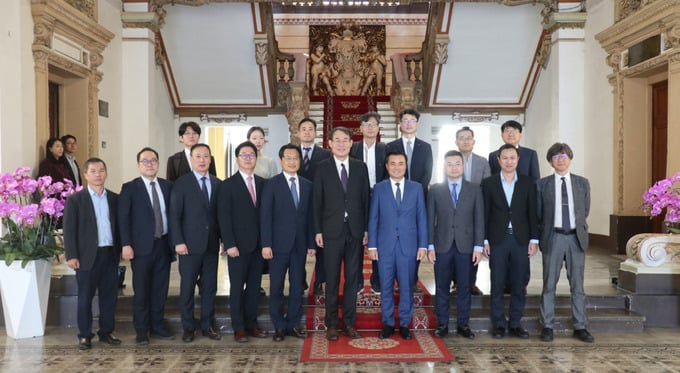 Phó Chủ tịch UBND Thành phố Bùi Xuân Cường và đoàn công tác Ủy ban Giao thông Đô thị Hàn Quốc chụp hình lưu niệm sau buổi tiếp