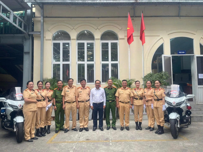 Chủ tịch UBND TP. HCM chụp ảnh lưu niệm với lãnh đạo, chỉ huy các đơn vị và nữ cảnh sát dẫn đoàn  