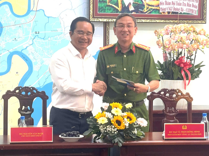 Đại tá Trần Hồng Minh - Phó Giám đốc CATP tiếp đón Chủ tịch UBND TP. HCM tại trụ sở Đội Tuần tra dẫn đoàn, Phòng CSGT  