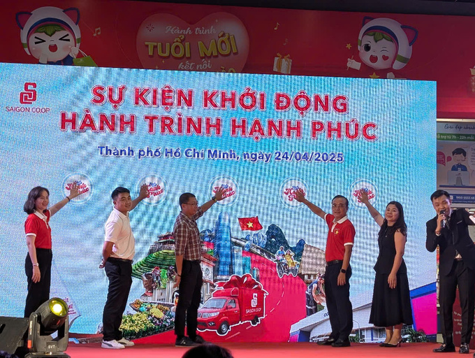 Các đại biểu nhất nút khởi động hành trình chuyến xe 