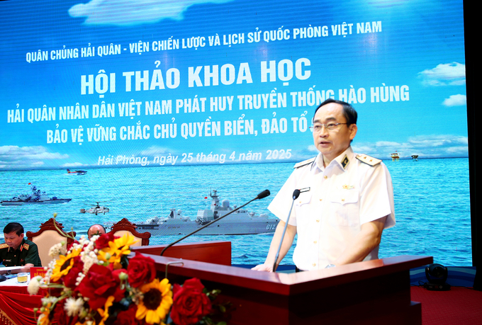 Phó Đô đốc Trần Thanh Nghiêm trình bày báo cáo đề dẫn hội thảo