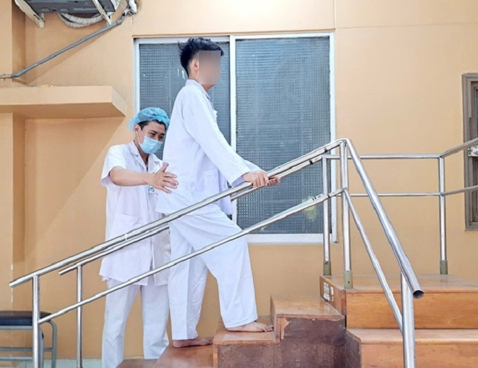 Bệnh nhân tiếp tục được chỉ định tập vật lý trị liệu và phục hồi chức năng (Ảnh: BVCC)