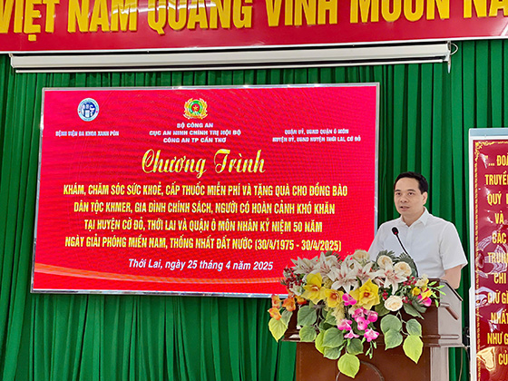 Ông Nguyễn Đức Long - Giám đốc Bệnh viện Xanh Pôn phát biểu tại buổi trao quà và khám bệnh miễn phí tại Thới Lai