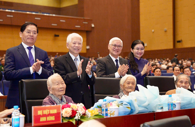 Nguyên Chủ tịch nước Nguyễn Minh Triết cùng lãnh đạo tặng hoa cho các Mẹ Việt Nam anh hùng