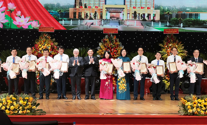 Tuyên dương các cá nhân có thành tích xuất sắc, tiêu biểu đóng góp nổi bật vào sự phát triển của tỉnh Bình Dương, giai đoạn (1975-2025)