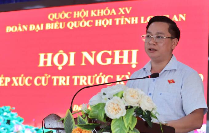 Phó Chủ tịch Hội Nông dân tỉnh - Trần Quốc Quân thông tin một số nội dung với cử tri