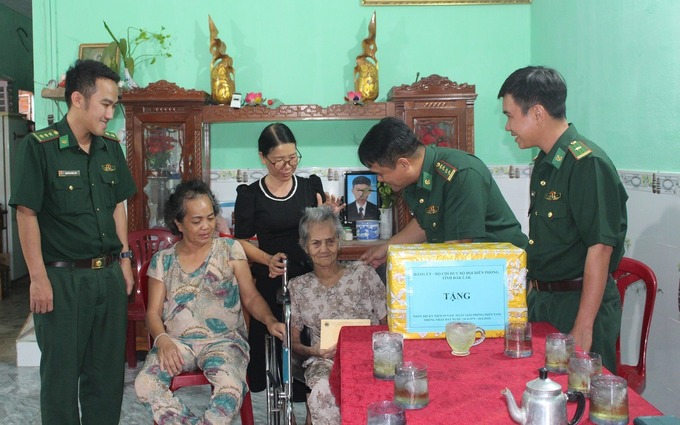 Đại diện lãnh đạo Bộ Chỉ huy Bộ đội Biên phòng tỉnh và các đơn vị, địa phương đến thăm hỏi và tặng quà Mẹ Việt Nam Anh hùng Nguyễn Thị Xuân
