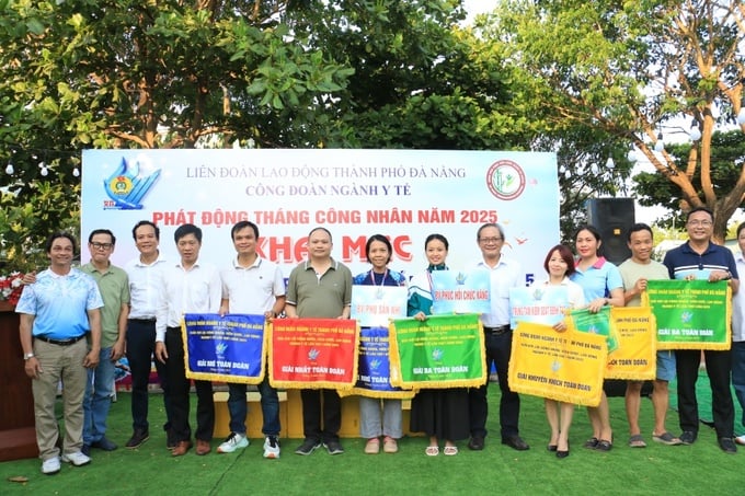 Ban Tổ chức trao giải cho các đội đạt thành tích xuất sắc tại giải bơi lội