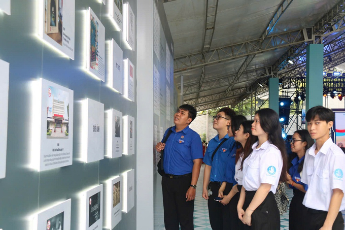 Các bạn đoàn viên thăm qua triển lãm 50 tác phẩm văn học - nghệ thuật tiêu biểu