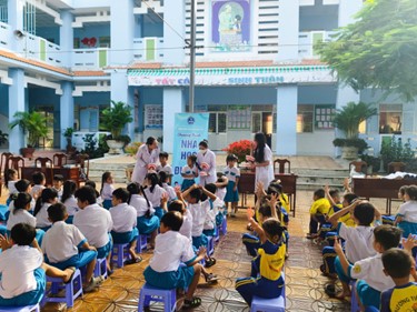 Các em học sinh được hướng dẫn vệ sinh răng miệng