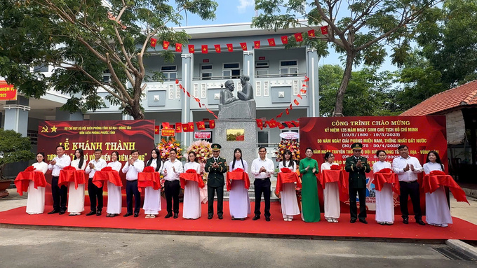 Khánh thành tượng đài “Bác Hồ với chiến sĩ biên phòng” tại Đồn Biên phòng Phước Tỉnh