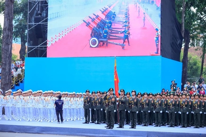Lễ kỷ niệm bắt đầu bằng nghi lễ chào cờ trong tiếng rền vang của 21 loạt đại bác do đội pháo lễ thực hiện tại bến Bạch Đằng, Quận 1, TP. HCM 
