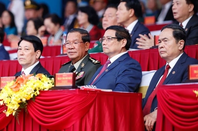Chủ tịch nước Lương Cường; Ngài Samdech Techo Hun Sen, Chủ tịch Đảng Nhân dân Campuchia, Chủ tịch Thượng viện Vương quốc Campuchia; Thủ tướng Phạm Minh Chính; Chủ tịch Quốc hội Trần Thanh Mẫn tại Lễ kỷ niệm    