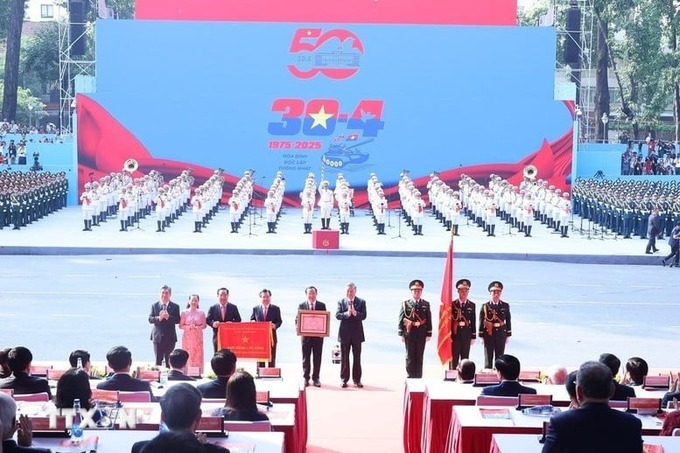 Tổng Bí thư Tô Lâm, thay mặt lãnh đạo Đảng, Nhà nước trao tặng danh hiệu “Anh hùng Lao động” cho Đảng bộ, Chính quyền và Nhân dân Thành phố Hồ Chí Minh (Ảnh: TTXVN)