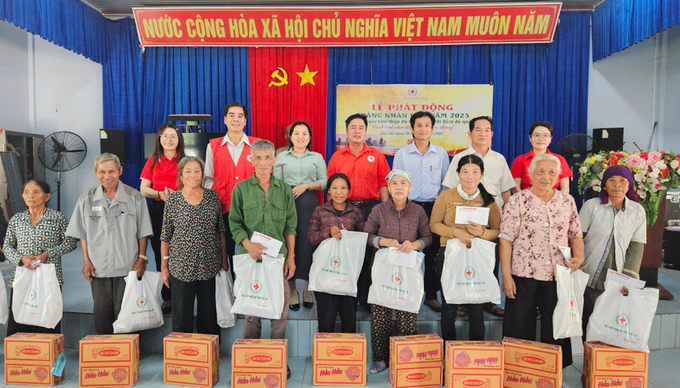 Hội Chữ thập đỏ tỉnh Gia Lai phối hợp với Hội Chữ thập đỏ huyện Phú Thiện, chính quyền địa phương xã Ia Ake trao quà cho các hộ có hoàn cảnh khó khăn tại địa phương (Ảnh: Ngọc Duy)