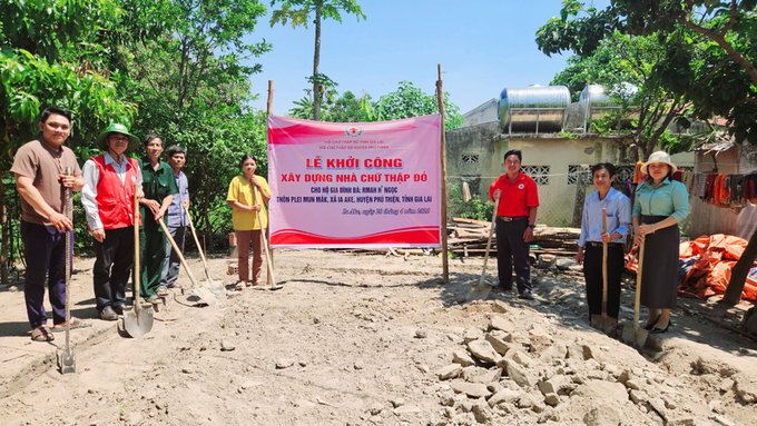Hội Chữ thập đỏ tỉnh khởi công xây dựng nhà Chữ thập đỏ cho gia đình bà Rmah H’Ngọc (Ảnh: Ngọc Duy)
