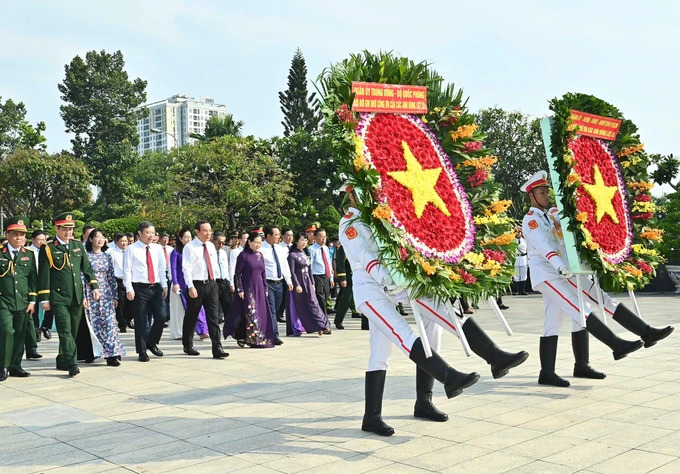 Đoàn đại biểu Thành ủy - HĐND - UBND - Ủy ban MTTQ Việt Nam TP.Hồ Chí Minh viếng và dâng hoa, dâng hương tưởng nhớ các Mẹ Việt Nam anh hùng, các Anh hùng liệt sĩ (Ảnh: SGGP)