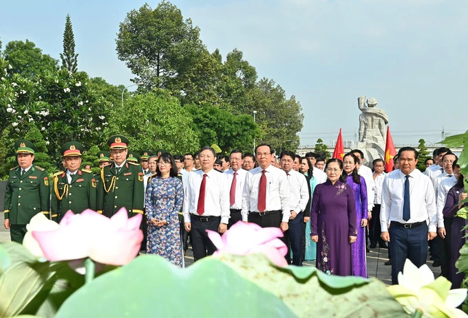 Bí thư Thành ủy Nguyễn Văn Nên cùng các đồng chí lãnh đạo đến viếng, dâng hoa và dâng hương tưởng nhớ các Mẹ Việt Nam anh hùng, các Anh hùng liệt sĩ (Ảnh: SGGP)