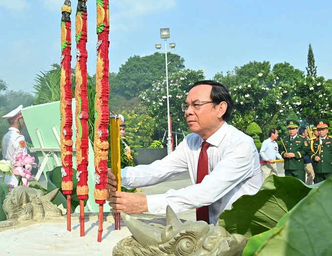 Bí thư Thành ủy Nguyễn Văn Nên dâng hương tưởng nhớ các thế hệ lãnh đạo, các bậc lão thành cách mạng (Ảnh: SGGP)