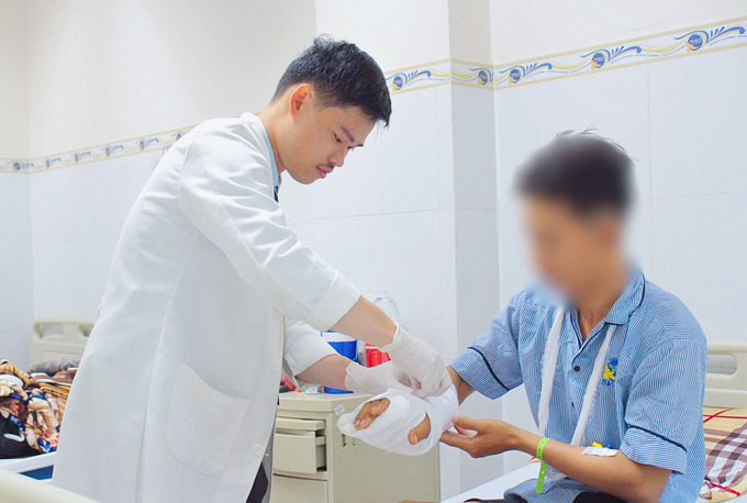 Bác sĩ thăm khám cho bệnh nhân (Ảnh: BVCC)