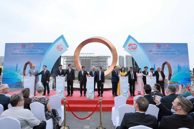 Các đại biểu thực hiện nghi thức khánh thành biểu tượng hữu nghị quốc tế