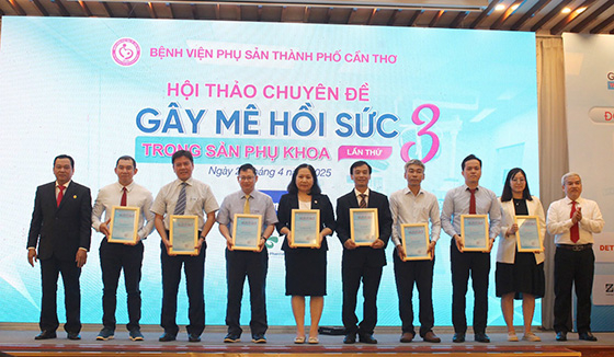 BS.CKII Huỳnh Thanh Liêm và BS.CKII Vũ Đăng Khoa trao thư cảm ơn đến các báo cáo viên tham gia báo cáo tại hội thảo chuyên đề gây mê hồi sức trong sản phụ khoa