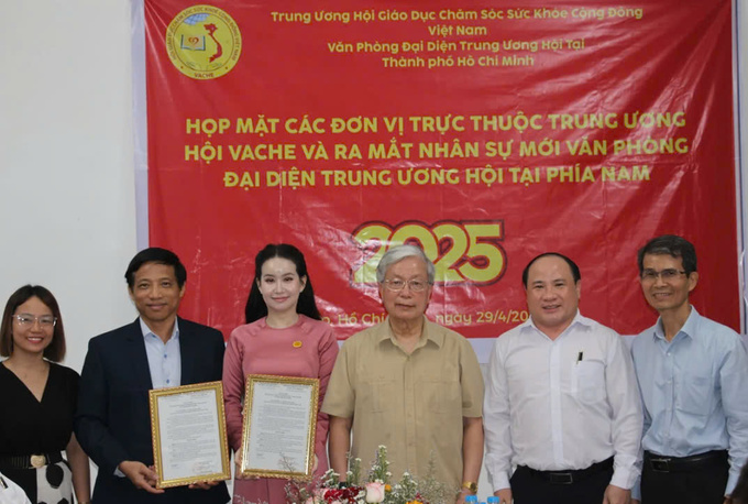 Chủ tịch Nguyễn Hồng Quân trao quyết định bổ nhiệm ông Tô Văn Trực và bà Võ Thị Ngọc Huyền làm Phó Trưởng Văn phòng đại diện VACHE tại TP. HCM