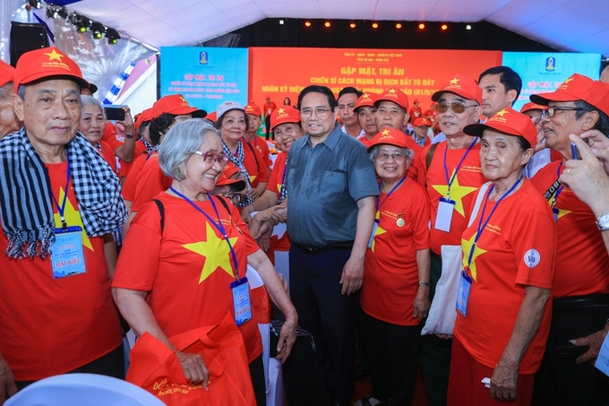 Thủ tướng Phạm Minh Chính với các chiến sĩ cách mạng bị địch bắt tù đày