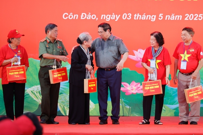 Thủ tướng tặng quà, tri ân các chiến sĩ cách mạng bị địch bắt tù đày