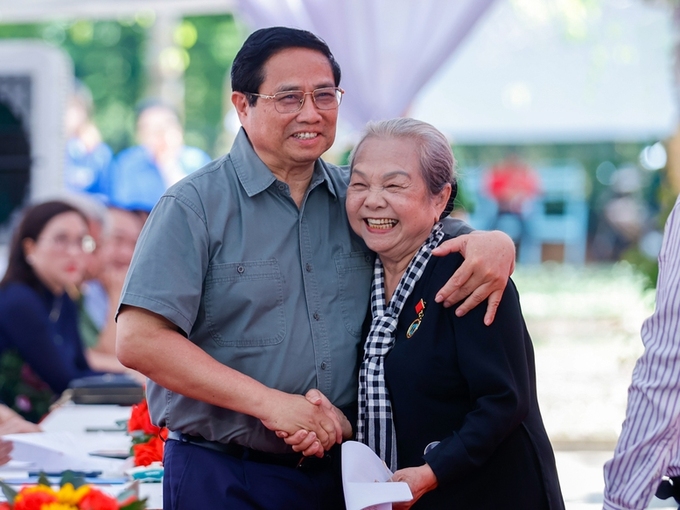 Thủ tướng Phạm Minh Chính với bà Hoàng Thị Khánh - Trưởng Ban Liên lạc toàn quốc các chiến sĩ cách mạng Việt Nam bị địch bắt tù đày