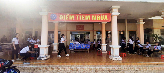 Bác sĩ tư vấn cho phụ huynh trước khi tiêm vắc xin sởi cho học sinh (Ảnh: Thanh Tuyết)