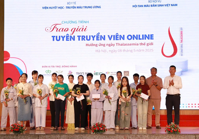 Các bệnh nhân đạt giải trong cuộc thi “Tuyên truyền viên online”. (Ảnh: Vân Chi)