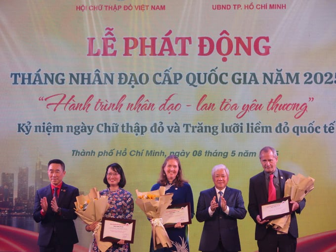 Chủ tịch MTTQ Việt Nam Đỗ Văn Chiến tặng bảng tri ân và hoa cho các đơn vị  