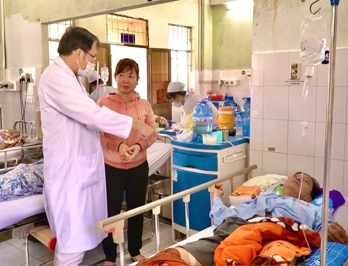 Bác sĩ thăm khám cho bệnh nhân tại Khoa Nội thần kinh, Bệnh viện Đa khoa Cà Mau    
