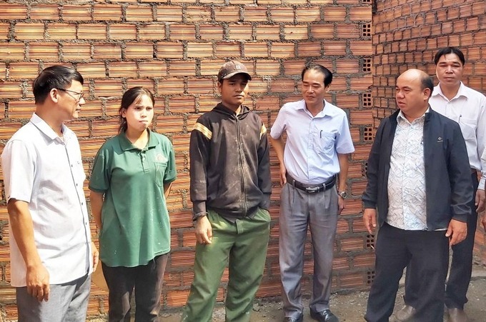 Đoàn công tác của Ủy ban MTTQ Việt Nam tỉnh giám sát việc triển khai chương trình xóa nhà tạm, nhà dột nát tại xã Dun, huyện Chư Sê (Ảnh: N.A)
