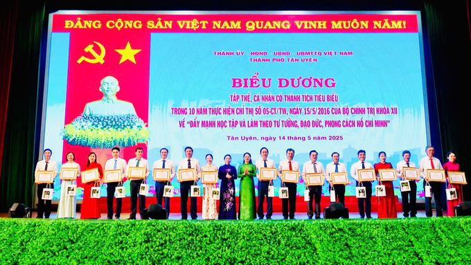 Ban Thường vụ Thành ủy và UBND Thành phố đã biểu dương, khen thưởng 41 tập thể và 85 cá nhân có thành tích xuất sắc tiêu biểu