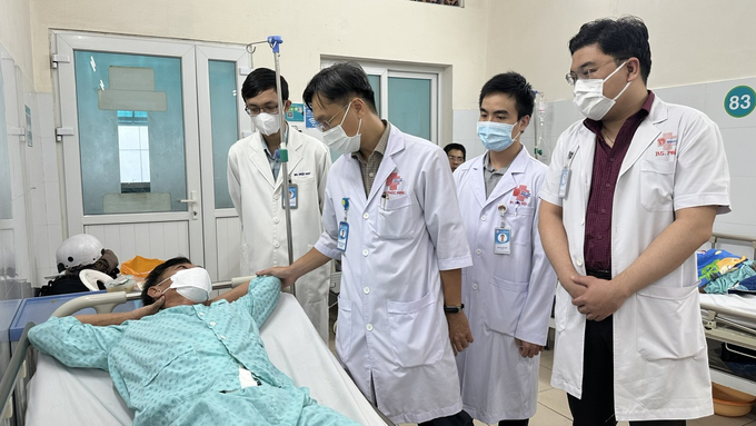 BS.CKII Nguyễn Phúc Minh thăm bệnh nhân trước khi xuất viện