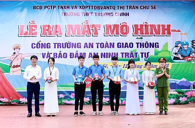 Tại buổi ra mắt mô hình “Cổng trường an toàn giao thông và đảm bảo an ninh trật tự”, Phòng Cảnh sát giao thông Công an tỉnh Gia Lai và Công an thị trấn Chư Sê tặng 40 mũ bảo hiểm cho học sinh (Ảnh: Minh Phương)