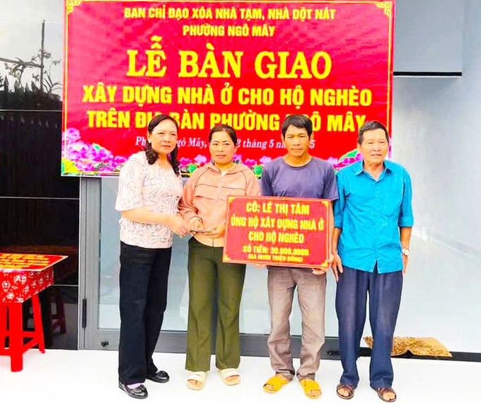 Bà Lê Thị Tâm (thứ 2 từ trái sang, tổ 4, phường Ngô Mây) ủng hộ kinh phí cho chương trình xóa nhà tạm, nhà dột nát (Ảnh: A.P)