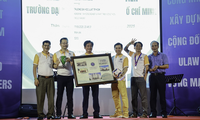 Đấu giá thành công vật phẩm Bức tranh gạo các cơ sở của Nhà trường qua từng thời kỳ