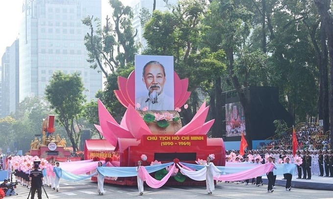Rước chân dung Chủ tịch Hồ Chí Minh trong chương trình diễu binh, diễu hành kỷ niệm 50 năm Ngày Giải phóng miền Nam, thống nhất đất nước (30/4/1975 - 30/4/2025) 