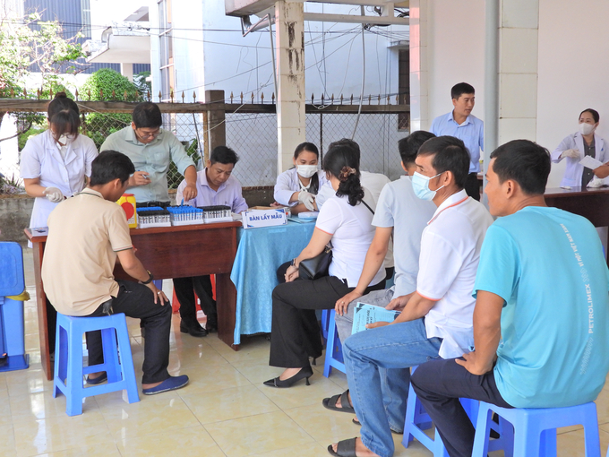 Khám sức khỏe định kỳ cho gần 220 nhân viên, người lao động