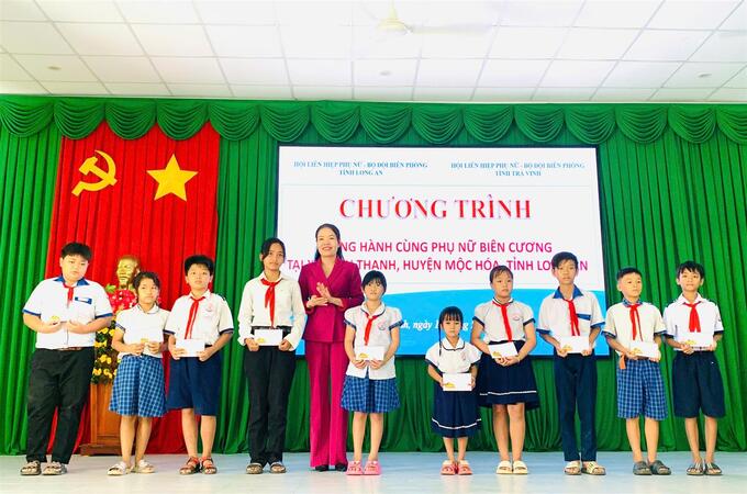 Bà Trịnh Thị Phương - Phó Chủ tịch Thường trực Hội LHPN tỉnh Trà Vinh tặng học bổng cho học sinh xã Bình Thạnh, huyện Mộc Hóa, tỉnh Long An