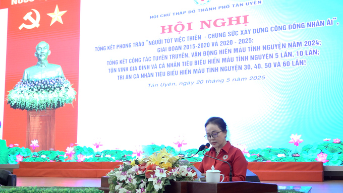 Bà Nguyễn Thị Lệ Trinh, Chủ tịch Hội CTĐ tỉnh Bình Dương phát biểu tại hội nghị